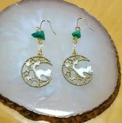 白猫と天然石アマゾナイトのピアス