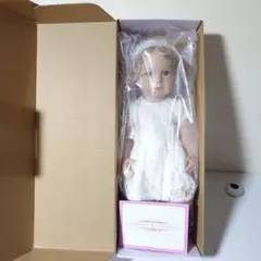 大きめ青い瞳がとても綺麗な白いドレスのアンティークドール