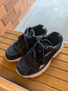 adidas ブラック スニーカー ファルコン
