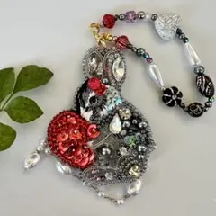 ビーズ刺繍ブローチ♡イチゴうさぎ♡ハンドメイド