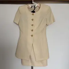 クリーム色ジャケット＆スカートセット