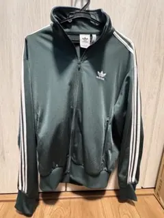 ダークグリーンのadidasジップアップジャケット