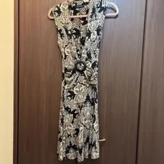 花柄ノースリーブひざ丈ワンピース