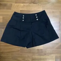 黒のボタン付きショートパンツ