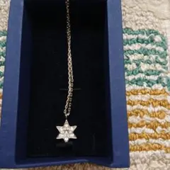スワロフスキー　SWAROVSKI　星型ペンダント ネックレス