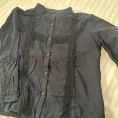 黒いコットン長袖シャツ