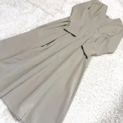 KBF+【F】ベージュ ロングワンピース Vネック 長袖 キレイめ 無地シンプルのサムネイル