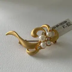 パール付きブローチ