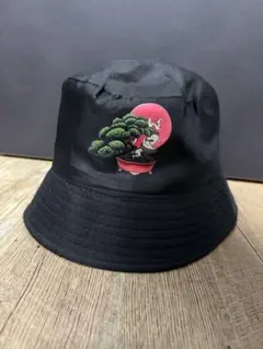 盆栽と月　バケットハット　盆栽　真柏