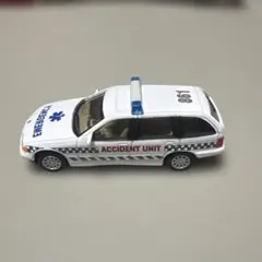 BMW 5 シリーズ ツーリング 救急車 ミニカーのサムネイル