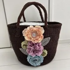 花モチーフ付きブラウンかごバッグ　イニシャル付き