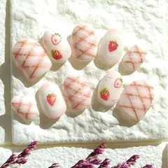 ピンクチェック&いちごネイル　ベリーショート