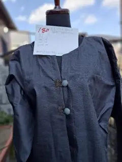 大島紬端切れからの袖付き二つボタン付きカーディガン