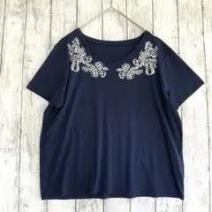 【ワールド】花柄プリント Vネック半袖Tシャツ ネイビー白　薄手　ストレッチのサムネイル
