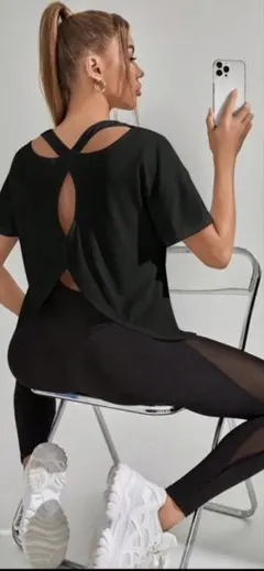 Velisys Velisys バッククロス　トップス ブラックのサムネイル