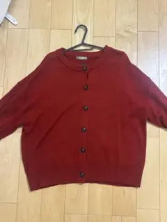 赤いボタン付きカーディガン 長袖