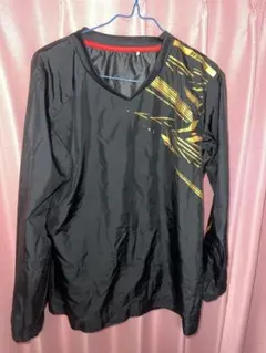 黒い長袖Vネックウェア