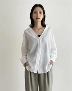 El mar(エルマール) コットンリネンVネックシャツのサムネイル