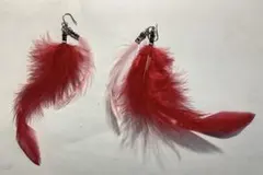 赤い羽根のロングフェザーピアス