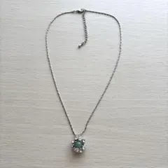 緑色の石のデザイン ネックレス