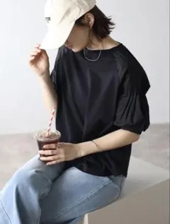 ボンジュールサガン　袖プリーツTシャツ　ブラックのサムネイル