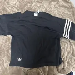 adidas 黒 Tシャツ ストライプ ショート丈