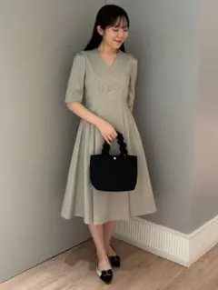 セルフォード　vネックフィット＆フレアワンピース