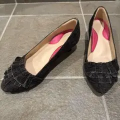 フリル付きブラックチェックパンプス　歩きやすい靴