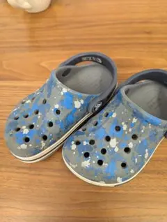Crocs 青とグレーの迷彩サンダル