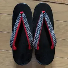 伝統的な木製下駄 黒/赤
