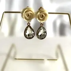 白いバラとドロップ型ラインストーンのイヤリング