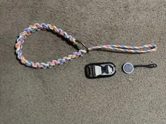 パラコード、カメラ用ハンドストラップ。