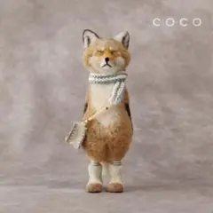 ショルダーバックを下げた大人なキタキツネさん