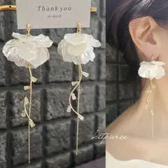 No.306 ホワイトフラワー×クリスタルチェーンピアス 花びら