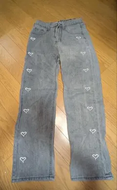 グレーのハート刺繍ストレートパンツ