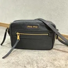 o68【極美品】ミュウミュウ　アーカイブ　ブラック　パテントレザーハンドバッグ. o68【極美品】ミュウミュウ アーカイブ ブラック パテントレザー