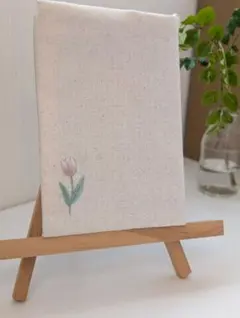 チューリップ刺繍の布製ブックカバー