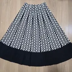 【お値下げ致しました】フレアスカート 黒と白のV字模様