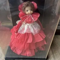 赤いフリルドレスの人形