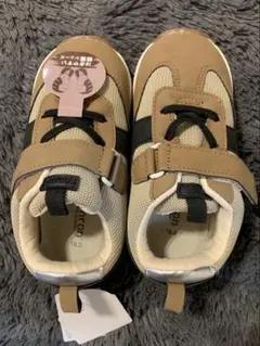 キッズシューズ　軽量　マジックテープ　未使用
