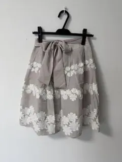 NATURAL BEAUTY フレアスカート 花柄刺繍 新品のサムネイル