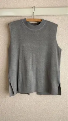 グレー ニットベスト　春