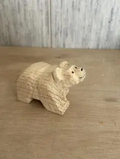 木彫りの上を向いて歩くクマ