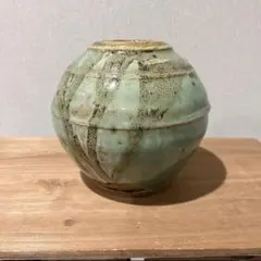 ころんとしたフォルムの花瓶　フラワーベース