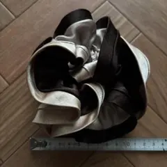 シュシュ　ヘアアクセサリー ベージュピンク×焦茶