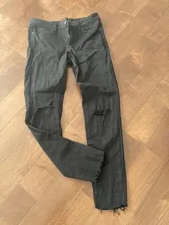ユニクロ　黒パンツ　スキニー