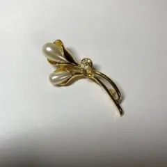 エレガントな花デザインのブローチ