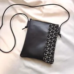 日本製フェイクレザー　大きめスマホショルダー　スマホと小さいお財布も一緒に