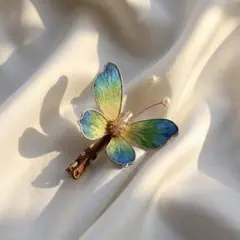 【一点物】絹の宝石「翡翠色の蝶」 纏花ヘアクリップ 点翠風 シルク 髪飾り