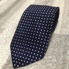 アクアスキュータム　ネイビーとピンクの幾何学模様ネクタイ